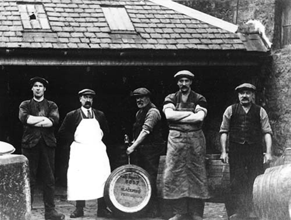 Coopers at the Blackford Brewery in the late 19th/early 20th century &copy; Blackford Historical Society, 2015