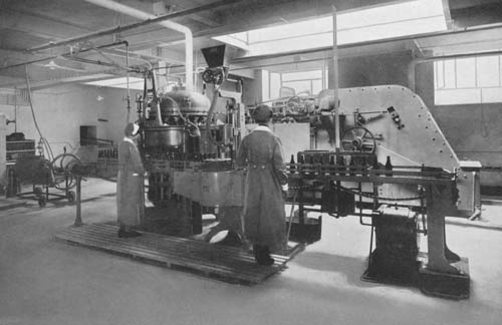 The filling and crowning line in 1940.