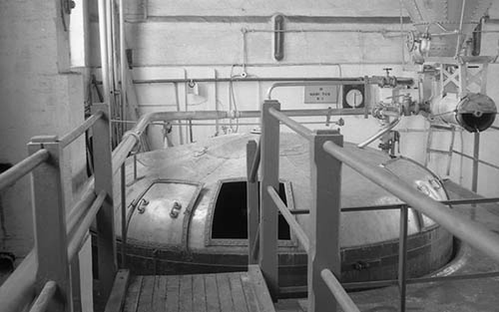 The mash tun in the Thistle Brewery in the 1960s. &copy; John Hume, 2015