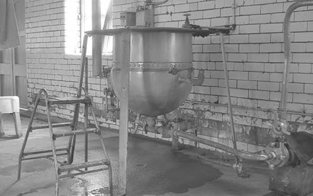 Sugar dissolving plant in the Thistle Brewery in the 1960s. &copy; John Hume, 2015